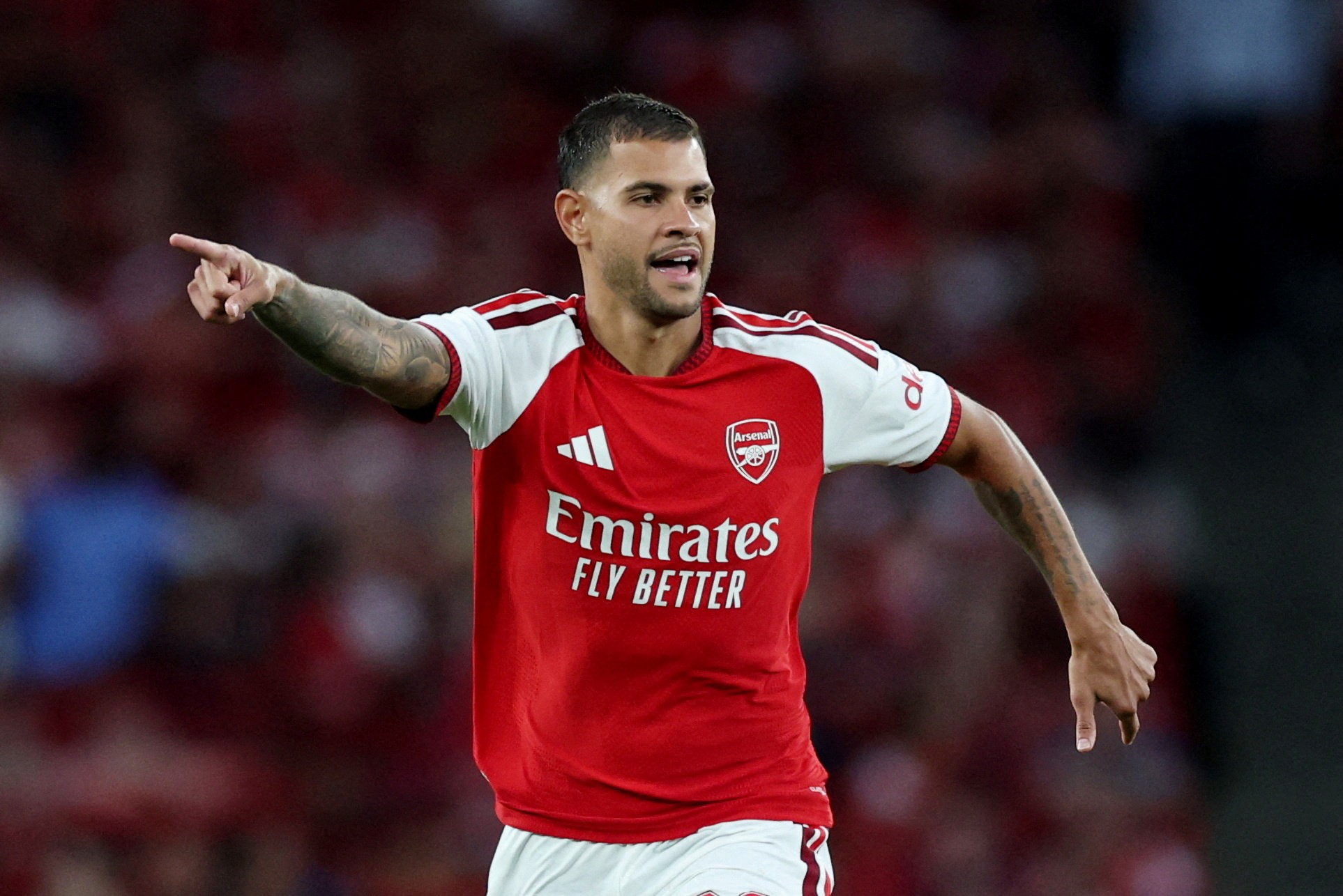 Bruno 'procura' faixa de capitão em estreia pelo Arsenal, e vídeo viraliza; veja vídeo