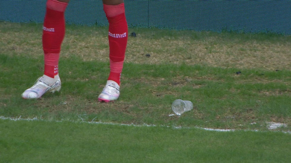 Copo plástico arremessado em Cruzeiro x Bragantino — Foto: Premiere