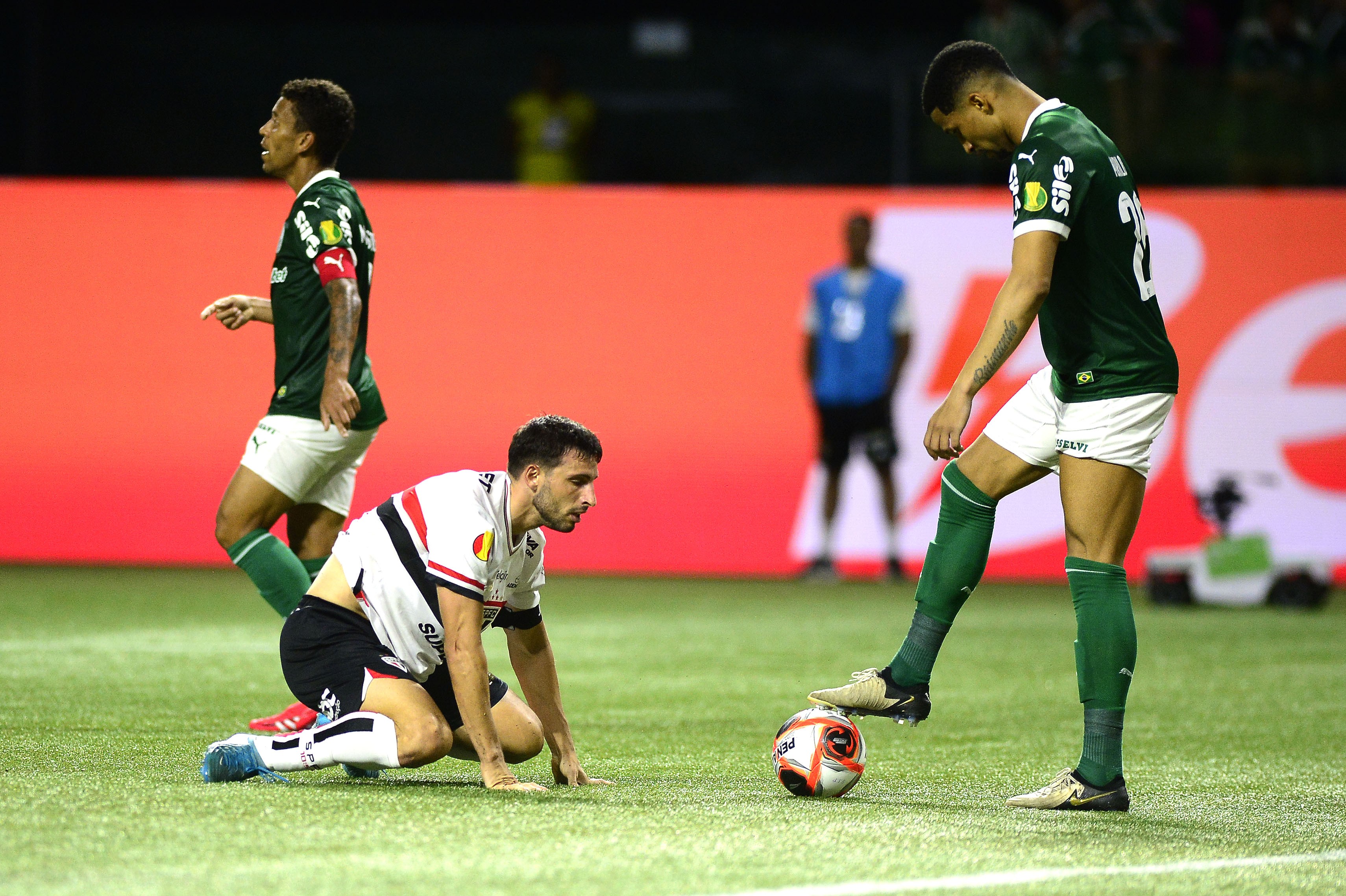 São Paulo luta na semifinal, mas carece de soluções ofensivas eficientes