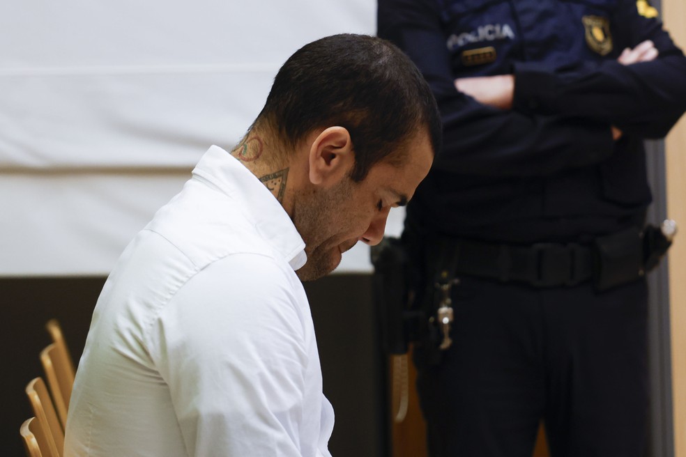 Daniel Alves, no primeiro dia do julgamento do caso em que é acusado de estupro em Barcelona — Foto: Alberto Estévez/EFE