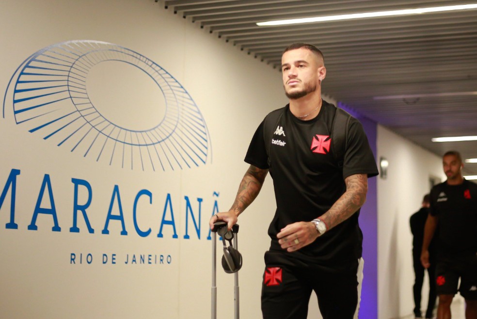 Coutinho em ação pelo Vasco no Maracanã: jogador recentemente se posicionou contra grama sintética — Foto: Matheus Lima