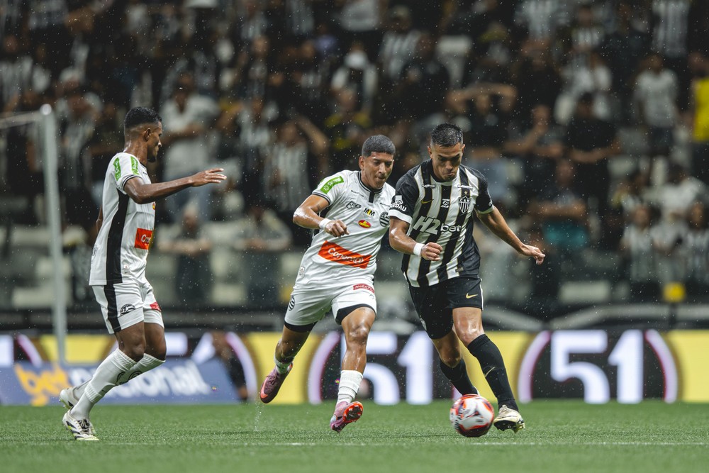 Renan Lodi critica arbitragem após empate do Atlético-MG