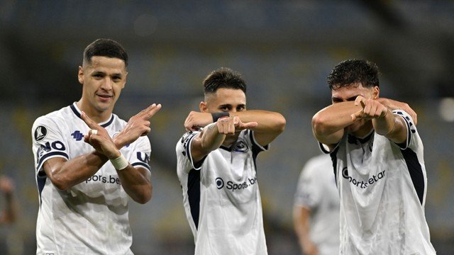 Jogadores do Ind. Rivadavia comemoral gol de empate com o Fluminense na Libertadores