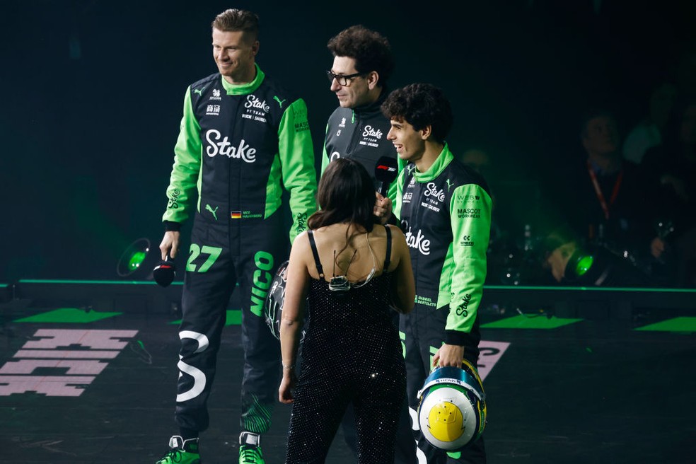 Nico Hulkenberg, Mattia Binotto e Gabriel Bortoleto representam a Sauber na F1 2025 — Foto: Zak Mauger/Getty Images