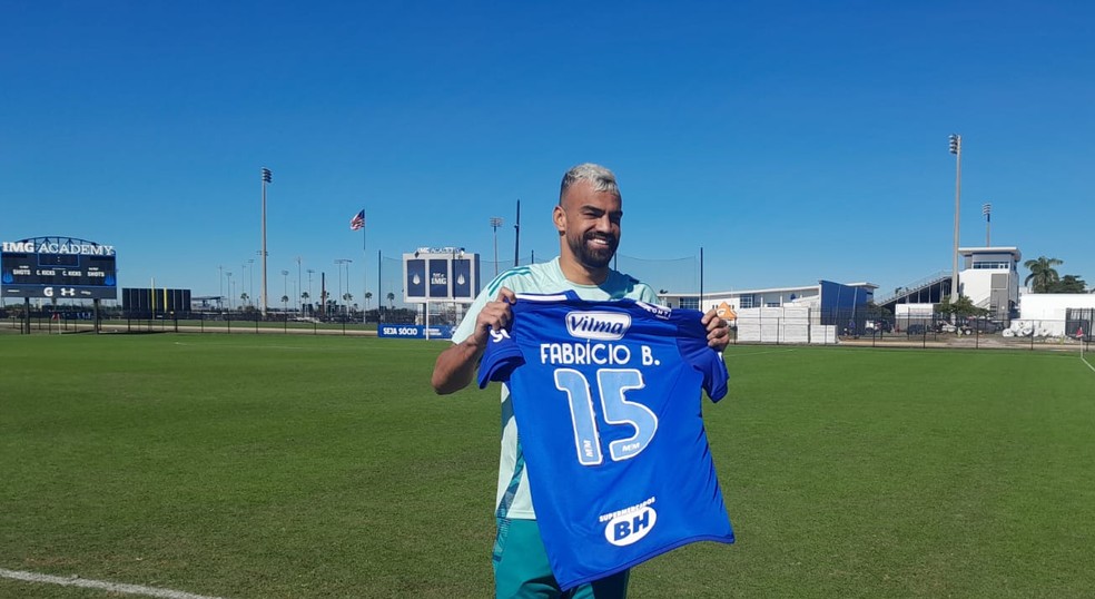 Fabrício Bruno é apresentado no Cruzeiro — Foto: Gabriel Duarte