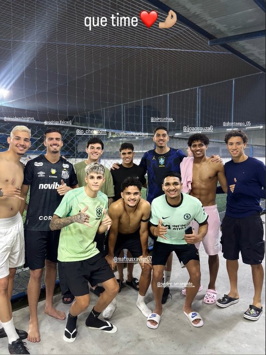 Bateu saudade? Revelações recentes do Santos se encontram em quadra de futebol society