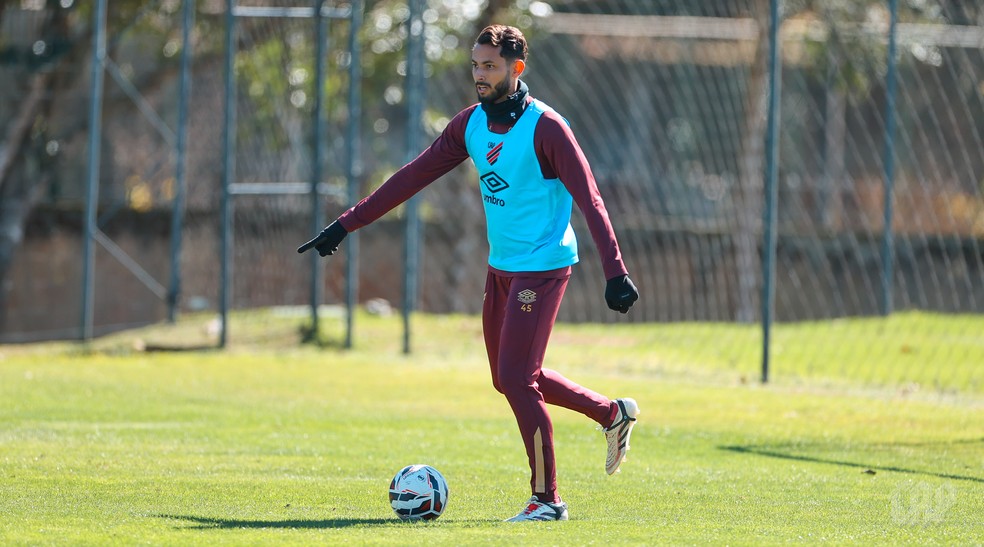 Lucas Belezi em treino do Athletico — Foto: Duda Matoso/Athletico