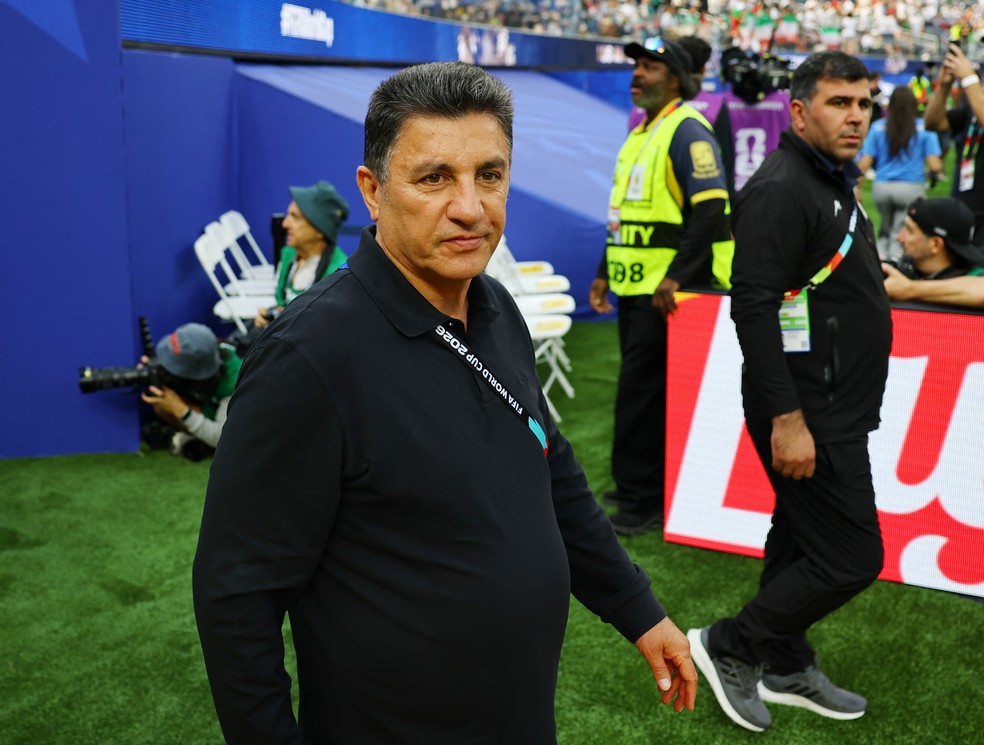 Amir Ghalenoei, técnico do Irã, na estreia da Copa do Mundo — Foto: Daniel Cole/Reuters