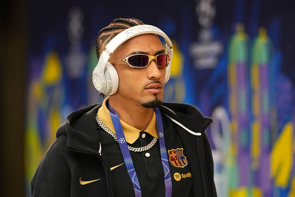 Raphinha antes de jogo de ida entre Barcelona e Borussia Dortmund, na Champions League — Foto: Getty Images