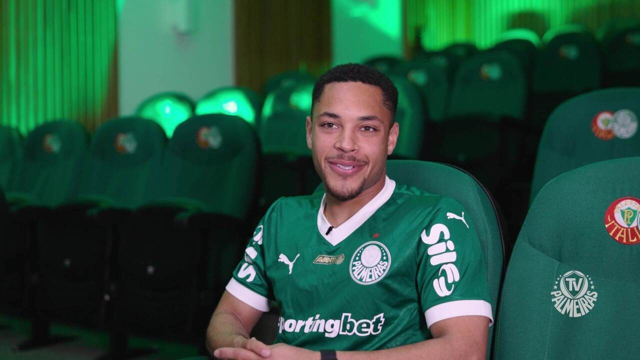 Vitor Roque realiza treino de estreia no Palmeiras, aproximando-se de estreia.