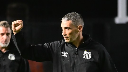 Análise: início de trabalho de Vojvoda mostra que Santos pode mais no Brasileirão - Foto: (Jota Erre/AGIF)