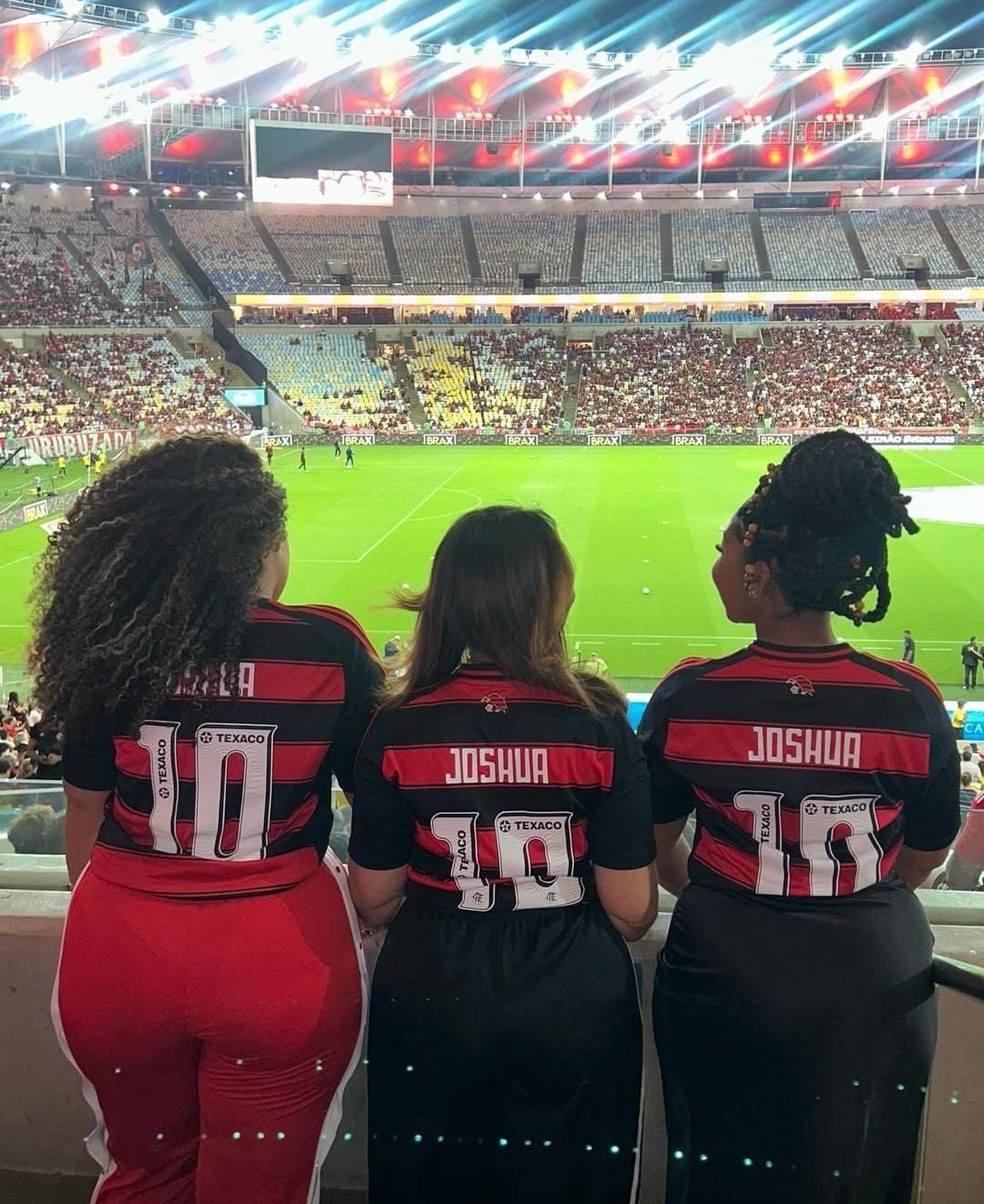 Mãe e irmãs de Joshua no Maracanã em dia d ejogo do Flamengo — Foto: Divulgação