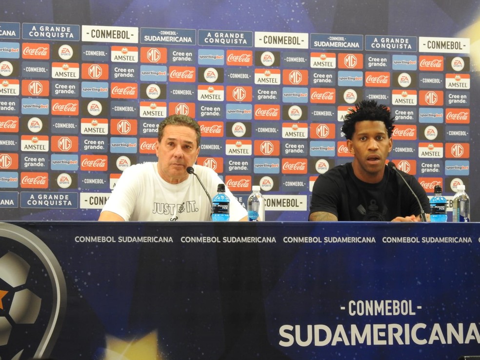 Luxemburgo e Gil em entrevista no Corinthians — Foto: Arthur Sandes