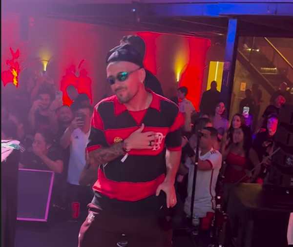 Jogadores flamenguistas celebram conquista da Copa do Brasil com dança de Arrascaeta.