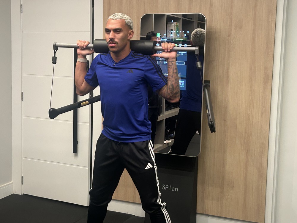 TREINO EXTRA! Matheuzinho investe em CT em casa e sonha com Seleção