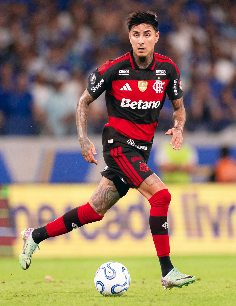 Pulgar em a��o no Cruzeiro x Flamengo � Foto: Adriano Fontes / Flamengo
