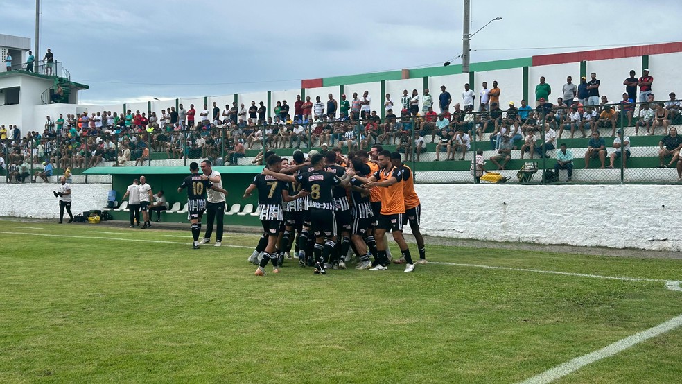 Jogadores do ASA comemoram gol de Zulu contra o Murici — Foto: Nasário Júnior/ASCOM ASA