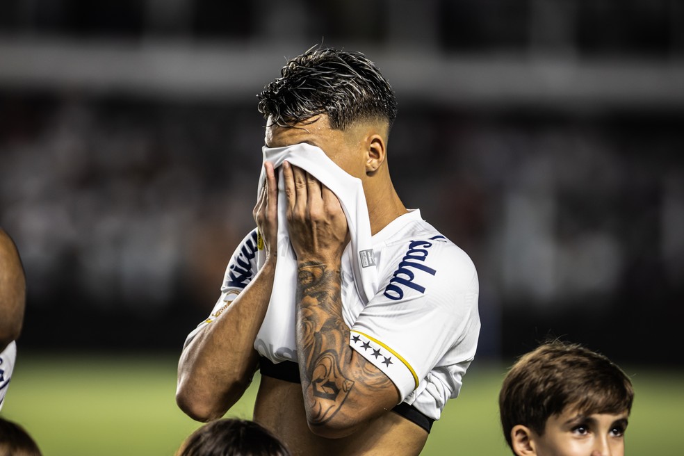 Marcos Leonardo chora após o rebaixamento do Santos na derrota contra o Fortaleza — Foto: Abner Dourado/AGIF