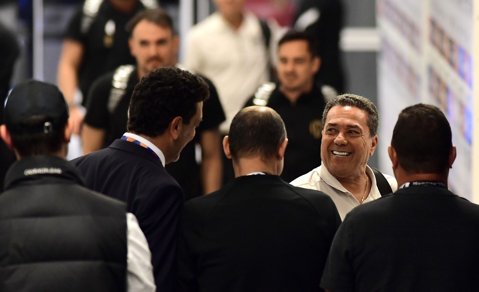 Luxemburgo antes de Corinthians x São Paulo pela Copa do Brasil — Foto: Marcos Ribolli / ge