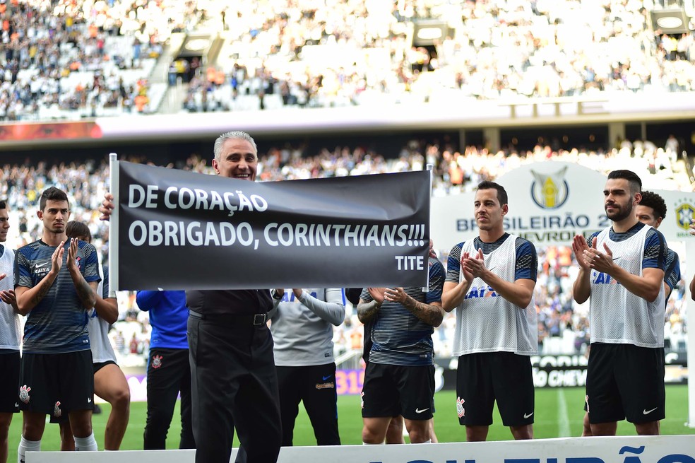 Tite recebe homenagem no Corinthians na sua saída do clube em 2016 para a seleção brasileira — Foto: Marcos Ribolli