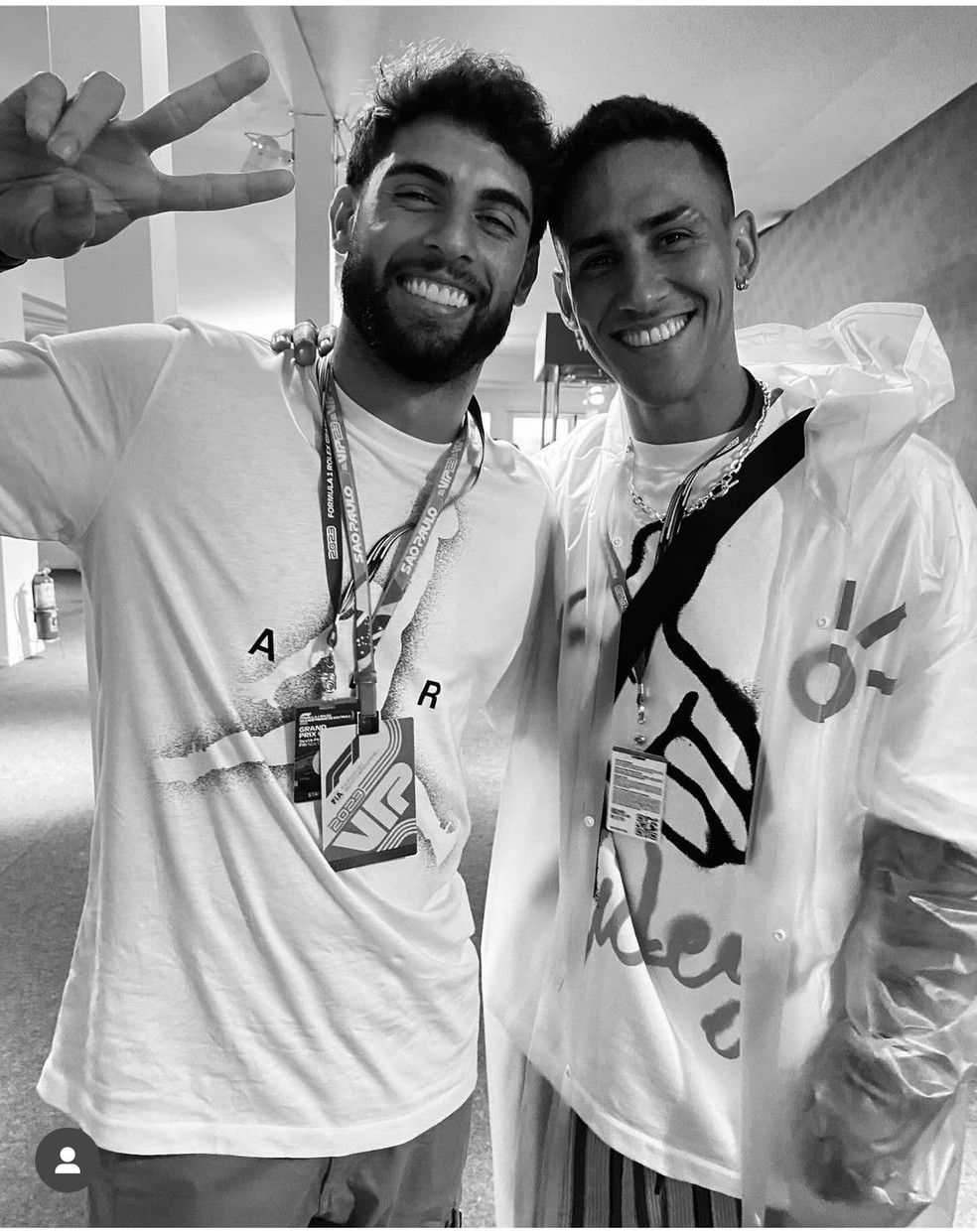 Rojas e Yuri Alberto, do Corinthians, no box da Aston Martin — Foto: Reprodução do Instagram