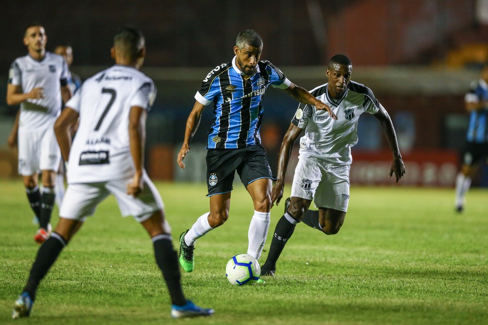 Grêmio, de Léo Moura, venceu o Ceará no Centenário pelo Brasileirão de 2019 — Foto: Lucas Uebel/Grêmio/Divulgação