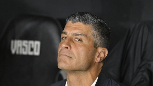 Pedro Emanuel comemora vitória do Vasco no Brasileirão: "Dá um pouco de confiança"