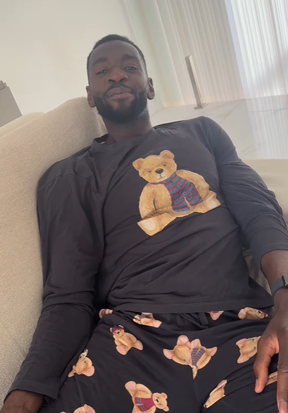 Bolasie com pijama de ursinho em vídeo