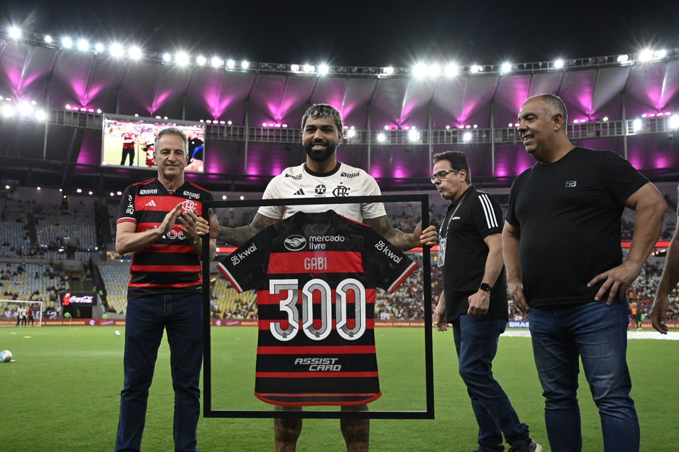 Gabigol é homenageado pelos 300 jogos no Flamengo — Foto: André Durão