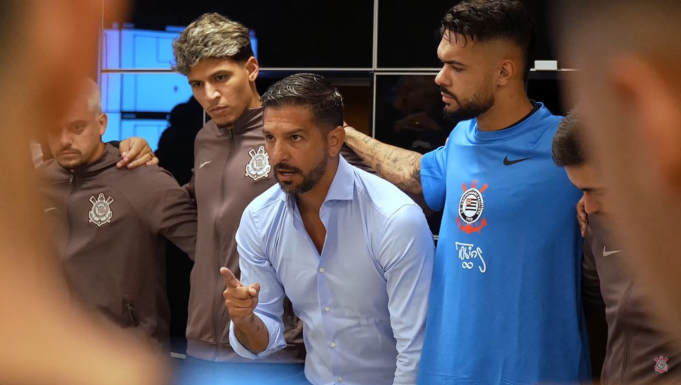 Emiliano Díaz orienta jogadores do Corinthians em vestiário
