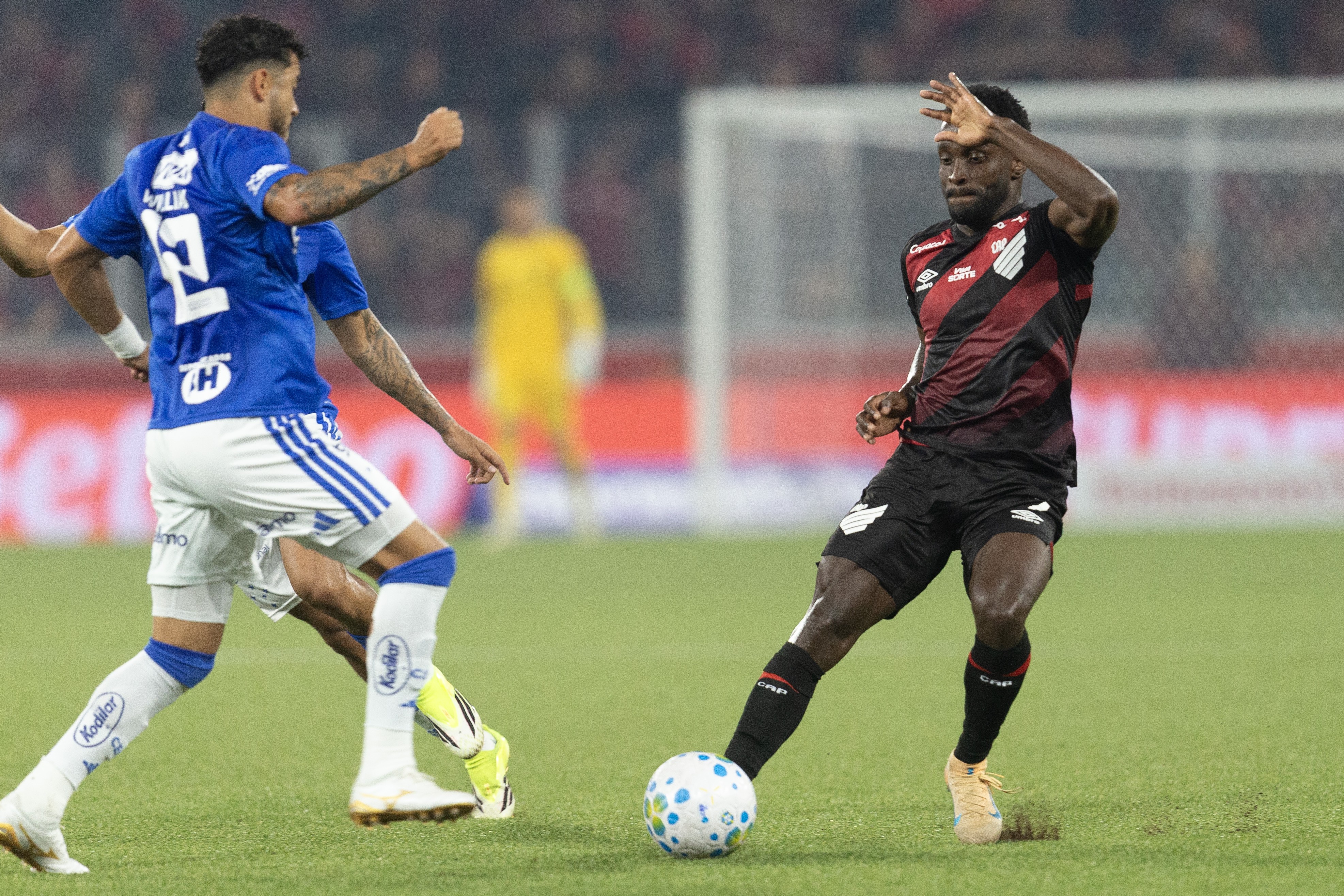 Erros Cruciais de William e Matheus Henrique Comprometem Desempenho do Cruzeiro em Campo