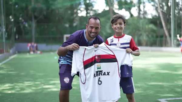Roger guerreiro inaugura escolinha em São Paulo e projeta vitória tranquila do Flamengo.