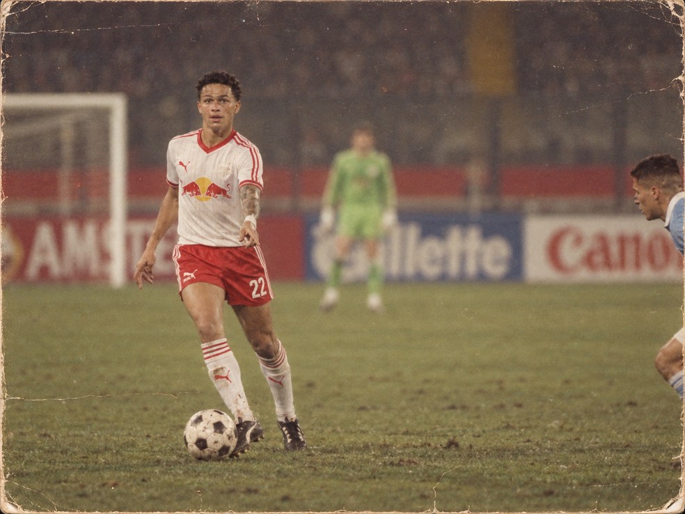 Gustavo Neves na trend dos anos 80 — Foto: Ari Ferreira/Red Bull Bragantino - Adaptação ChatGPT