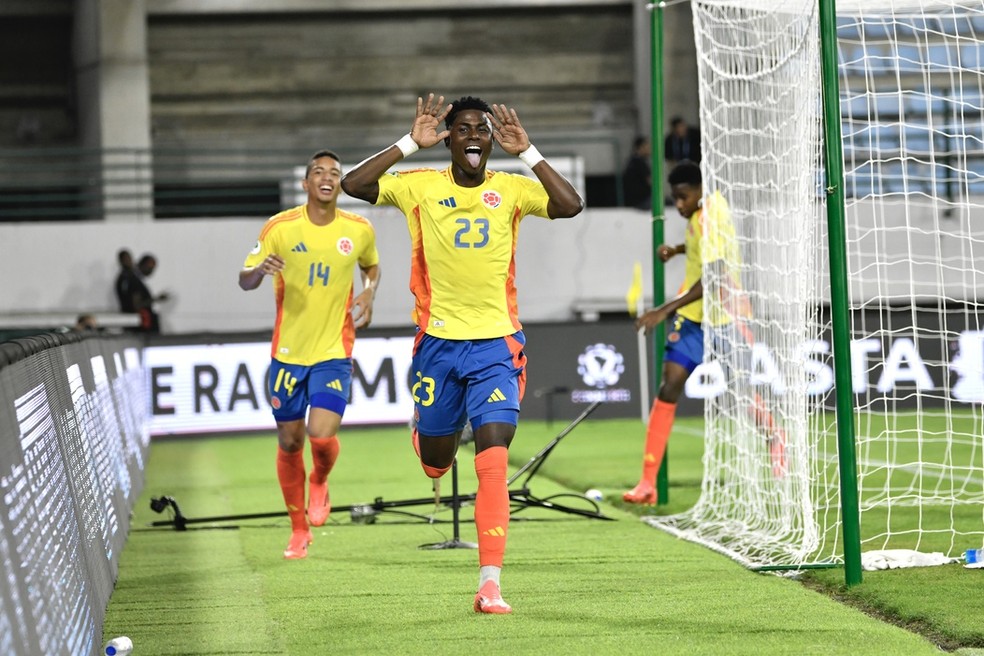 Neiser Villarreal comemora gol marcado pela Colômbia no Sul-Americano Sub-20 — Foto: FCF