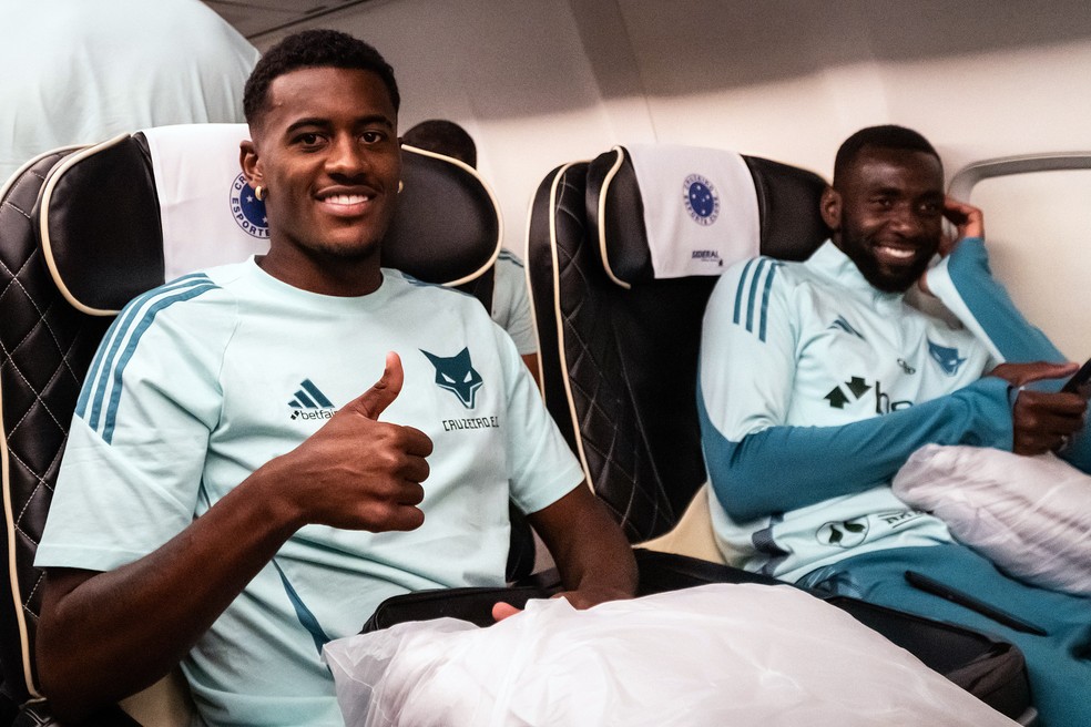 Zagueiro Bruno Alves com Bolasie em viagem do Cruzeiro — Foto: Gustavo Aleixo/ Cruzeiro