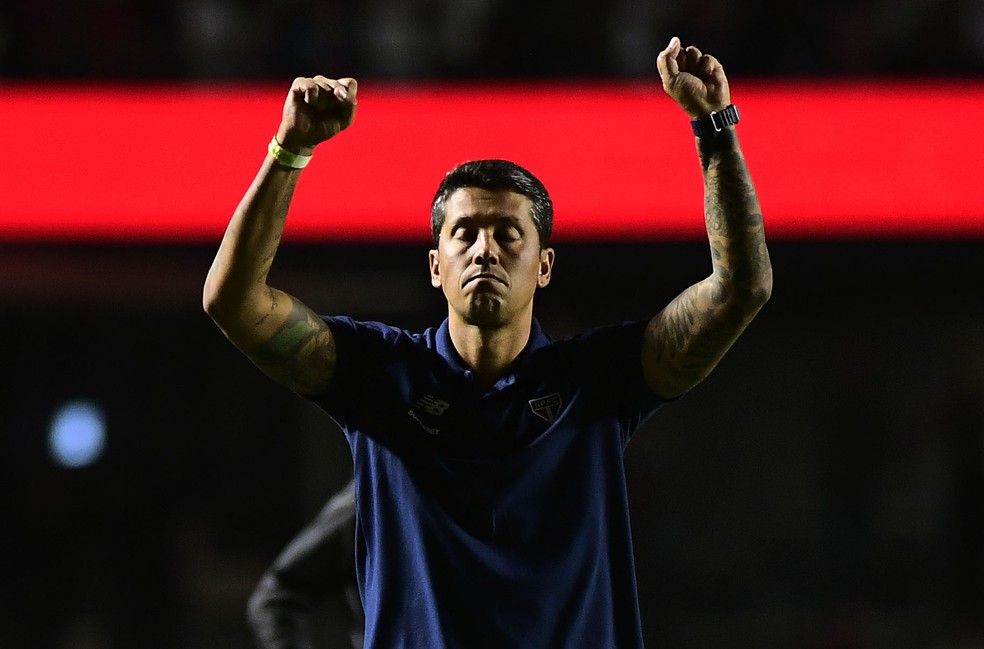 Thiago Carpini em São Paulo x Cobresal — Foto: Marcos Ribolli