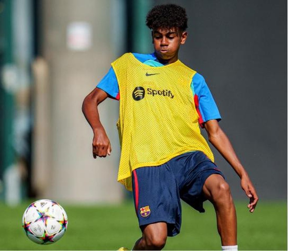 Lamine Yamal, de 15 anos, se torna o jogador mais jovem a estrear pelo  Barcelona