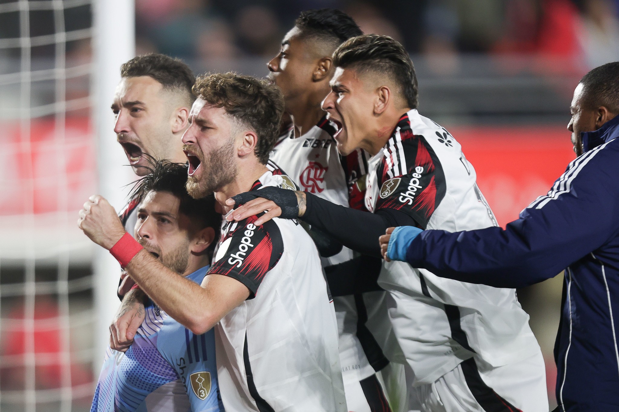 Foguetório, pedrada em ônibus e pressão: Flamengo supera clima hostil em classificação na Libertadores
