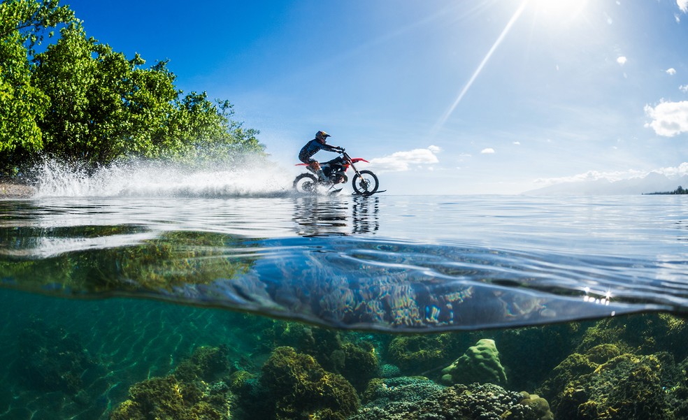 Robbie Maddison surfe com moto onda taiti — Foto: Divulgação