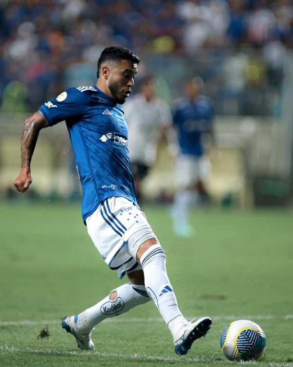 Atuações do Cruzeiro: William e Marlon cometem erros cruciais no jogo.