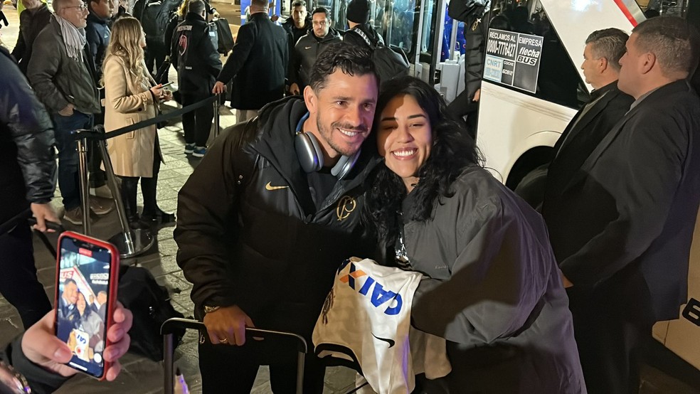 Giuliano tira foto com torcedora do Corinthians na chegada à Argentina — Foto: Marcelo Braga