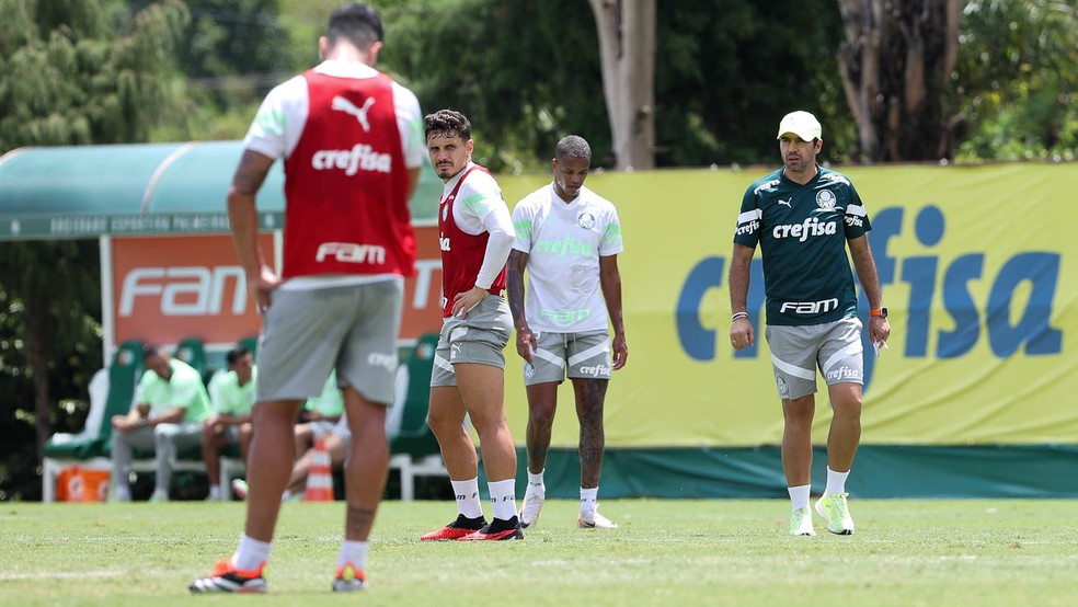 Abel Ferreira ao lado do reforço Caio Paulista em treino do Palmeiras — Foto: Cesar Greco