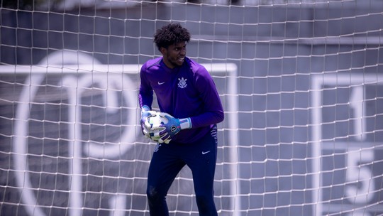 Convocado pela Seleção, Hugo Souza explica recuperação no Corinthians: "Lutei para voltar pensando no clube" Convocado pela Seleção, Hugo Souza explica recuperação no Corinthians: "Lutei para voltar pensando no clube"