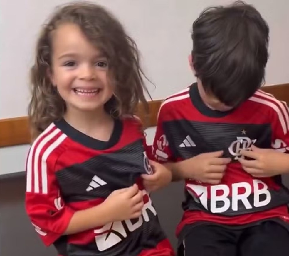 Juli, pequena torcedora do River, recebe camisa do Flamengo — Foto: Reprodução
