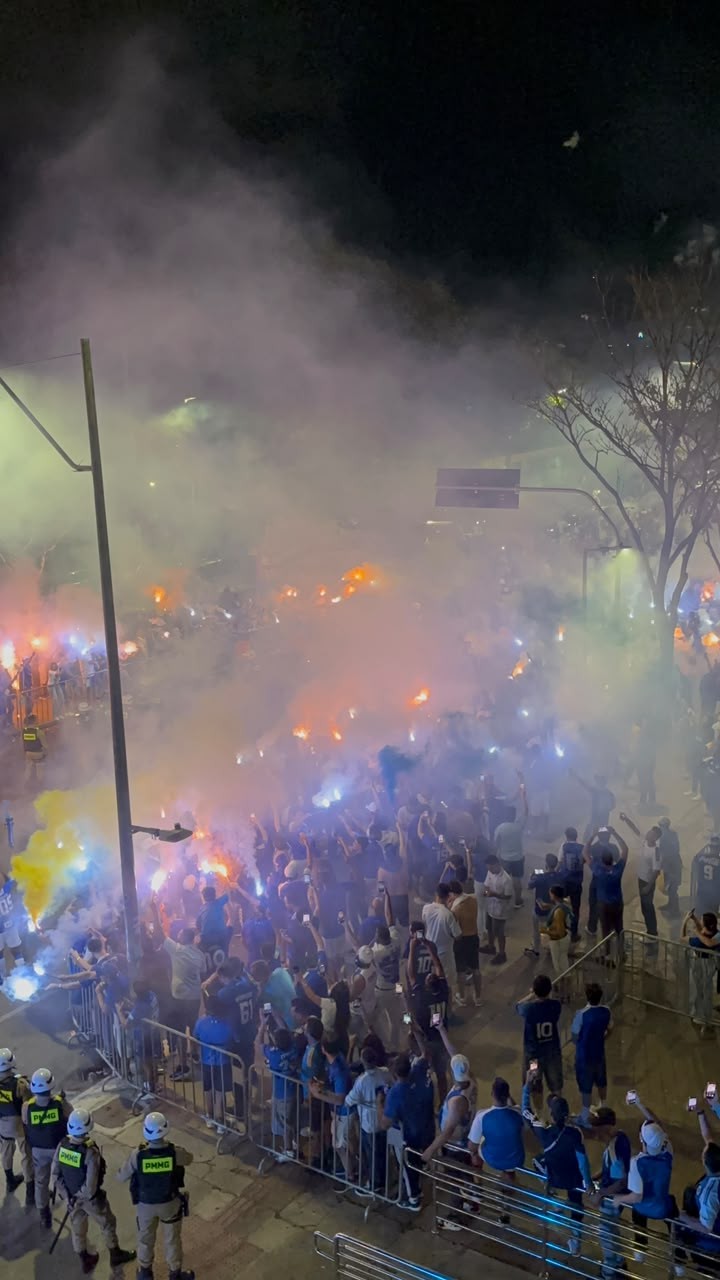 Com grande festa, torcida do Cruzeiro recepciona time na chegada ao Mineirão; assista
