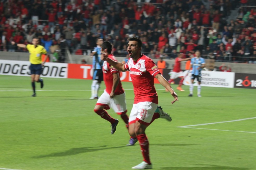 Triverio comemora gol do Toluca contra o Grêmio — Foto: Eduardo Moura / GloboEsporte.com
