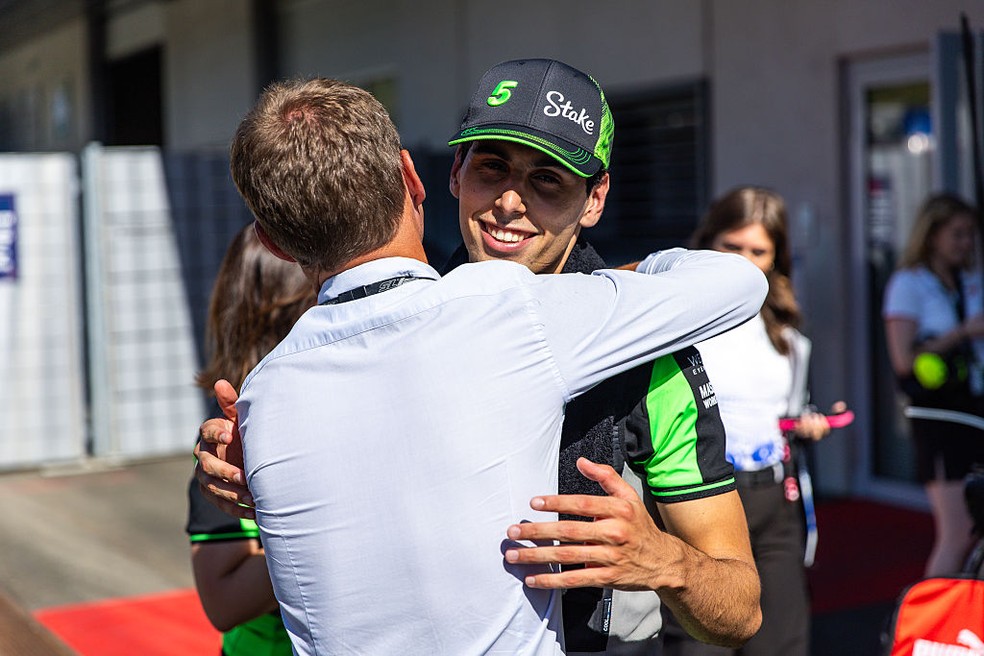 Gabriel Bortoleto celebra primeiros pontos na F1 — Foto: Jayce Illman/Getty Images