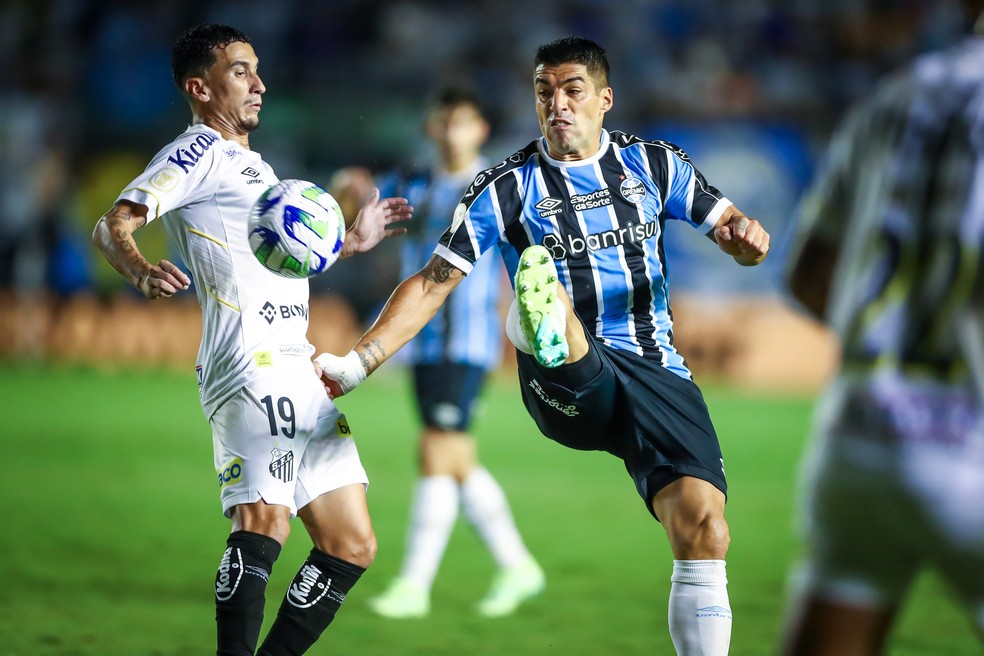 Suárez e Dodi em vitória do Grêmio sobre o Santos no Brasileirão 2023. Suárez deixou o Tricolor e Dodi chegou