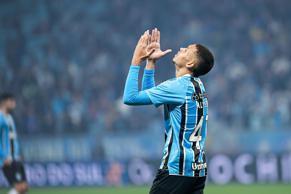 Alysson, do Grêmio, em jogo contra o Corinthians — Foto: Maxi Franzoi/AGIF