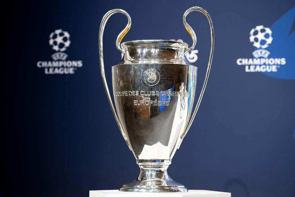 Troféu da Champions 2024/25 exibido durante o sorteio dos playoffs — Foto: Getty Images